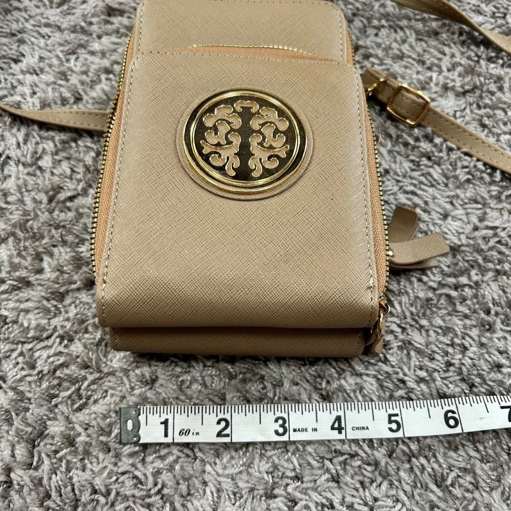 Tan Faux Leather Crossbody‎ Phone Wallet Bag Gold Filigree Emblem Zip Around